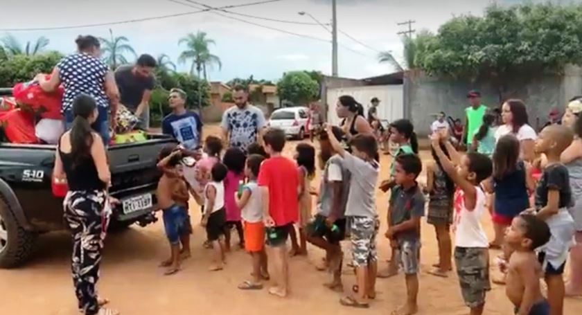 Objetivo é promover uma tarde de lazer para crianças carentes que moram no local. - Reprodução/TVC