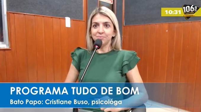 Psicóloga Cristiane Buso nos estúdios da Rádio Cultura FM Paranaíba - Arquivo/RCN67