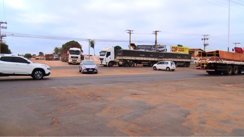 Assim que um trecho da avenida Rosário Congro for pavimentado, semáforo será instalado em cruzamento de avenidas - Reprodução TVC