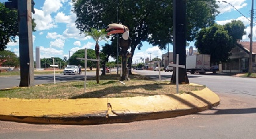 Na manhã de sábado, o município amanheceu com diversas cruzes brancas fixadas em diversos pontos de fluxo constante na cidade - Alfredo Neto/Jpnews