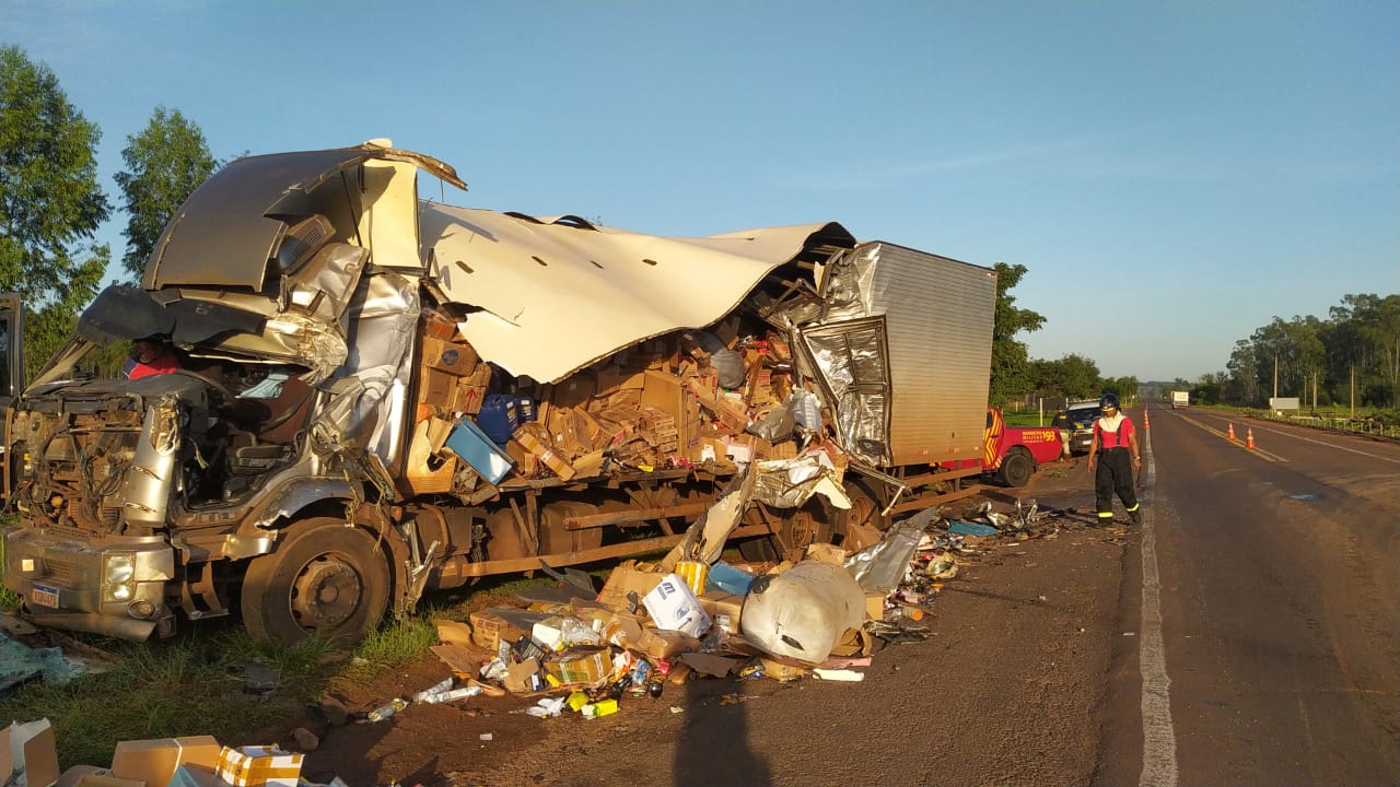 O acidente aconteceu na frente do auto posto Mutum enquanto um caminhão saia do posto e foi atingido por outro - Divulgação