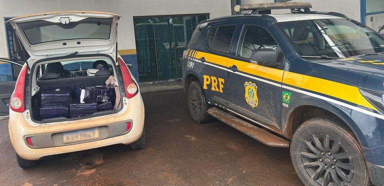 Policiais encontraram a droga escondida no interior do veículo