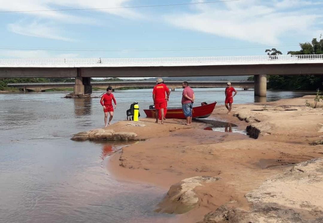 Bombeiros realizam buscas por homem desaparecido no rio Taquari - Foto: Divulgação