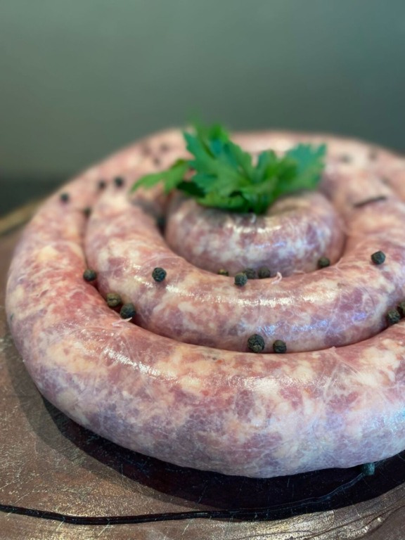 Item artesanal pode ser produzido com mistura de ingredientes e especiarias regionais - Foto: Dalana Machado/ Casa da Linguiça