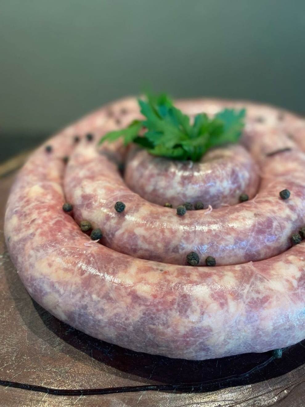 Item artesanal pode ser produzido com mistura de ingredientes e especiarias regionais - Foto: Dalana Machado/ Casa da Linguiça