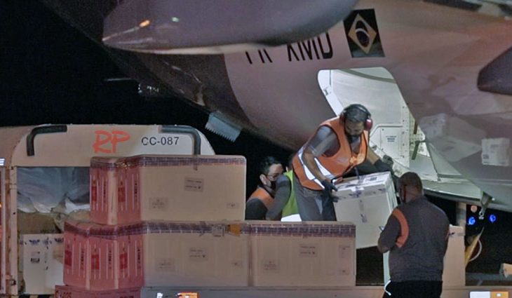 Doses chegaram no Aeroporto de Campo Grande na quinta-feira a noite. - Foto: Divulgação/Portal MS