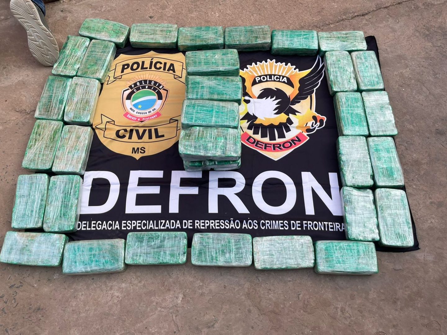 Defron apreende sete pessoas e localiza R$ 700 mil em drogas na fronteira com a Bolívia - Foto: Defron