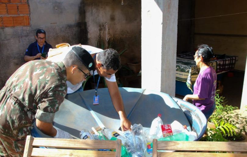 Agentes de endemias e militares do Exército realizam força-tarefa para combater o Aedes. - Divulgação/Assessoria