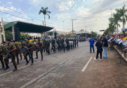 Famílias se concentram na avenida Antônio Trajano para acompanhar o desfile, que conta com tropas, estudantes e outros representantes. - Taty Simon/JPNEWS