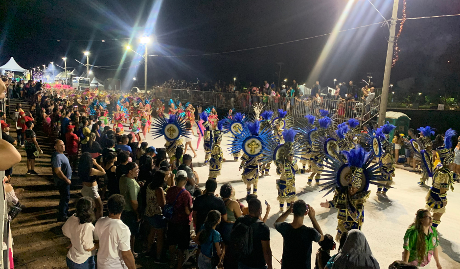 O desfile continua nesta terça-feira (13) com a apresentação das escolas Deixa Falar