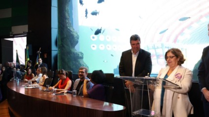A ministra, Aparecida Gonçalves, e o governador de MS, Eduardo Riedel. - Foto: Governo de MS