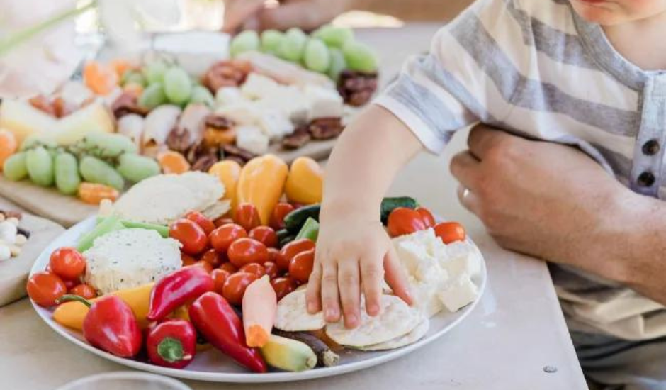 Consultar um nutricionista e manter exames médicos regulares é vital para garantir que as crianças cresçam saudáveis e felizes. - Reprodução : Internet