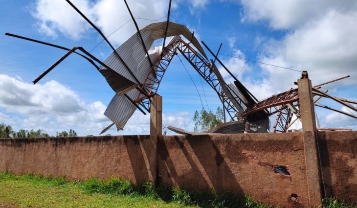 Destelhamneto em ginásio de esportes na cidade de  Paranhos - Foto: Chico Ribeiro