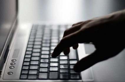Links desconhecidos, recebidos por e-mail ou pelo WhatsApp, devem ser acessados com muita cautela - Divulgação