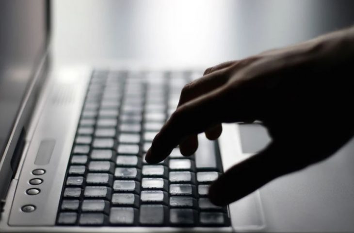 Links desconhecidos, recebidos por e-mail ou pelo WhatsApp, devem ser acessados com muita cautela - Divulgação