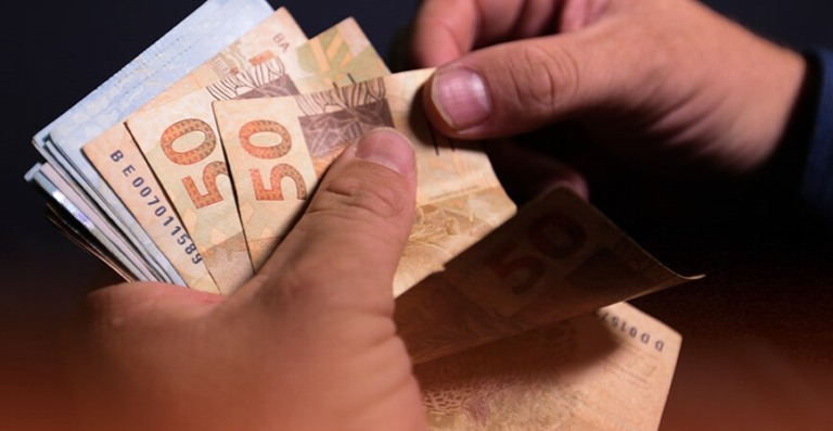 Primeira parcela do 13º salário deve ser paga até o dia 30 de novembro - Divulgação