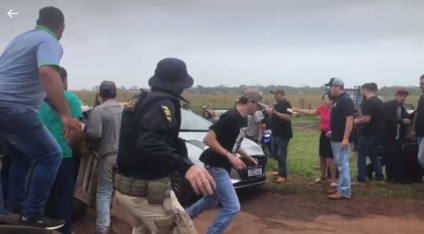 Identificado como advogado, o homem tem porte de arma, foi detido pela PRF e pode responder por crime de disparo de arma de fogo em via pública - Foto: Reprodução vídeo