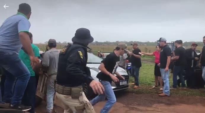 Identificado como advogado, o homem tem porte de arma, foi detido pela PRF e pode responder por crime de disparo de arma de fogo em via pública - Foto: Reprodução vídeo Identificado como advogado, o homem tem porte de arma, foi detido pela PRF e pode responder por crime de disparo de arma de fogo em via pública - Foto: Reprodução vídeo