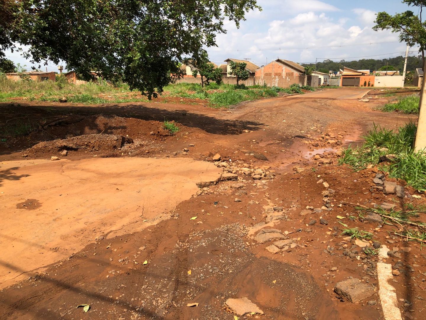 Esgoto, lama e asfalto esburacado, moradores sofrem com múltiplos problemas - Foto: Isabelly Melo/CBN