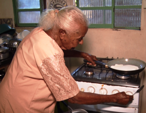 Dona Albina chega aos 104 anos, lúcida, com saúde e fazendo a própria comida - Reprodução/TVC