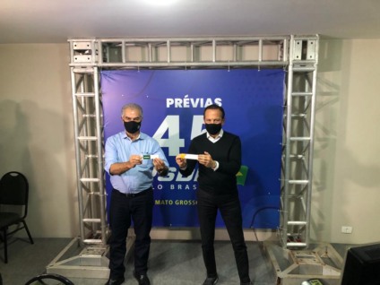 Ao lado do governador Reinaldo Azambuja, Dória segura vacina ButanVac. Imunização é um dos principais pontos de seu discurso para candidatura. - Foto: Loraine França Ao lado do governador Reinaldo Azambuja, Dória segura vacina ButanVac. Imunização é um dos principais pontos de seu discurso para candidatura. - Foto: Loraine França