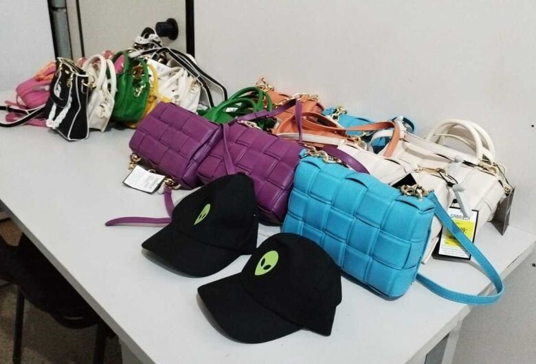 Vários produtos foram apreendidos, entre eles bolsas e bonés - Foto: Osvaldo Duarte