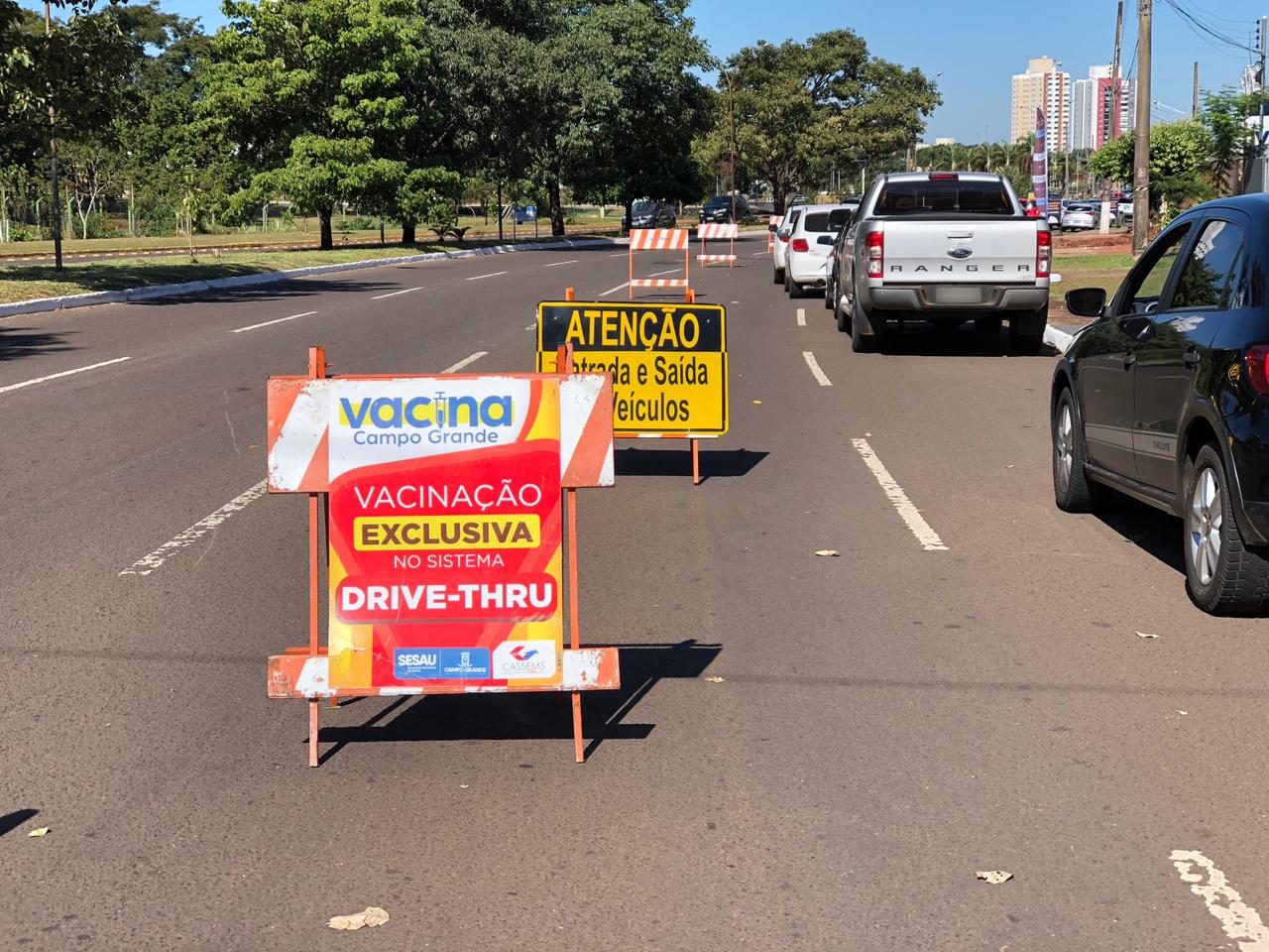 Drives têm filas de pessoas para receber a segunda dose. - Foto: Isabelly Melo