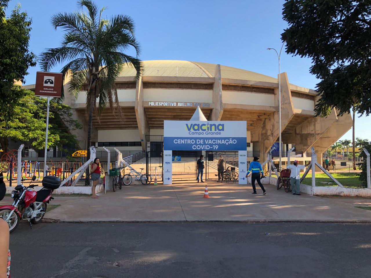Pessoas com 17 anos ou mais já podem se vacinar em Campo Grande. Adolescentes precisam estar acompanhados de pais ou responsáveis. - Foto: Isabelly Melo