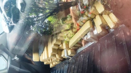 Dezenas de tabletes de maconha foram encontrados em residência e seriam transportados em caminhão. - Divulgação/PM Dezenas de tabletes de maconha foram encontrados em residência e seriam transportados em caminhão. - Divulgação/PM