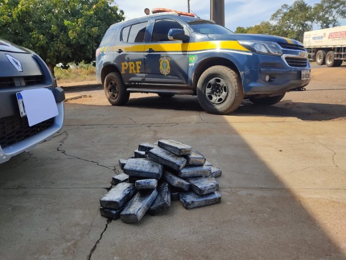 A Polícia Rodoviária Federal (PRF) apreendeu 42,3 Kg de cocaína e prendeu o casal - Divulgação/PRF