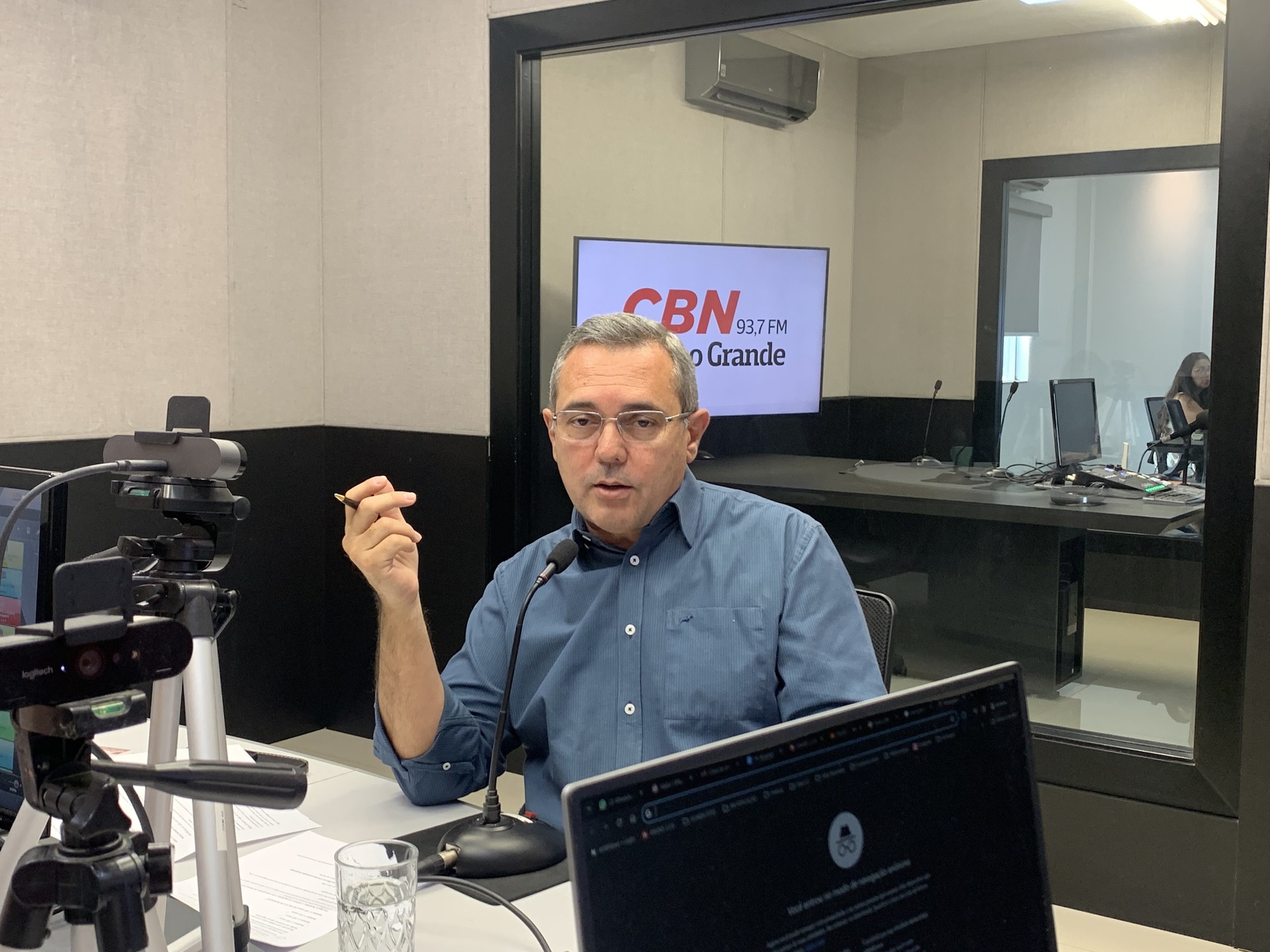 Colunista Edir Viégas durante participação no Jornal CBN Campo Grande.