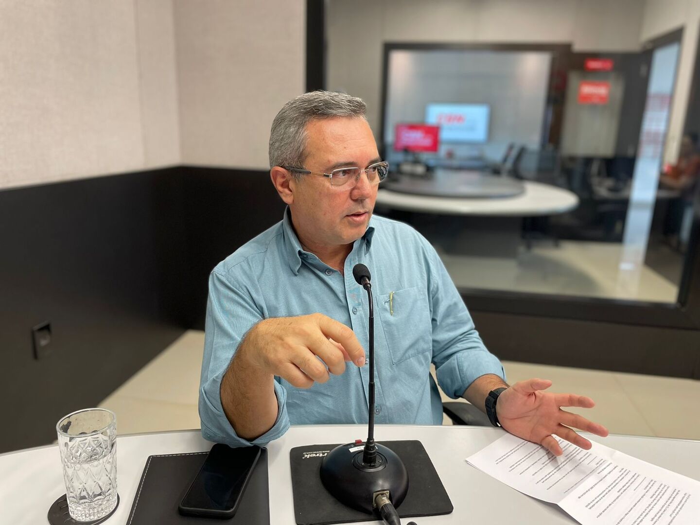 Colunista Edir Viegas durante o Jornal da CBN Campo Grande - Isabelly Melo/CBN-CG