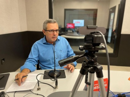 Comentarista Edir Viegas durante o Jornal da CBN Campo Grande - Isabelly Melo/CBN-CG
