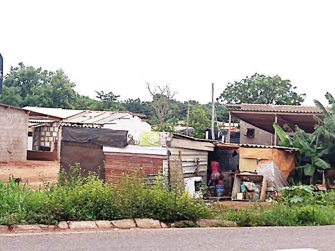 Famílias moram em barracos em área invadida - Ana Cristina Santos/JP