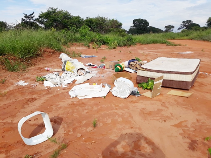 Todo tipo de lixo é descartado em área nas próximidades do aterro sanitário - Imagem cedida