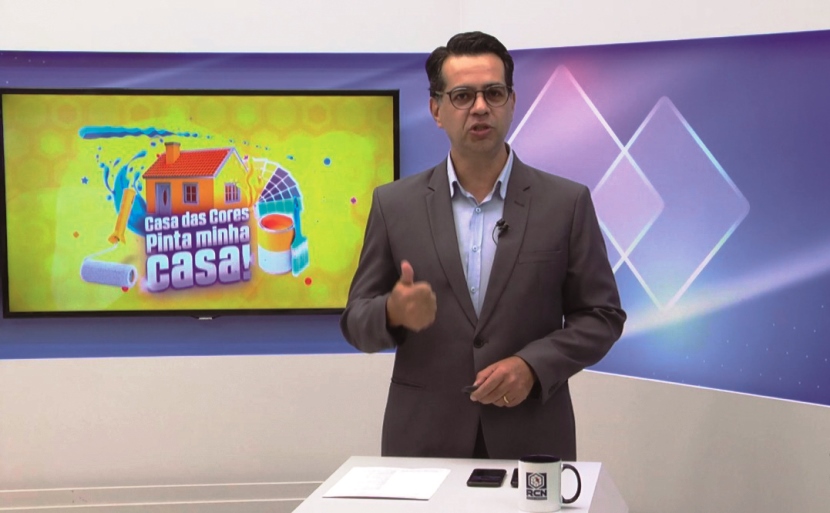 Apresentador do TVC Agora, Israel Espíndola, explica a promoção diariamente no telejornal, que é exibido às 11h - Reprodução/TVC