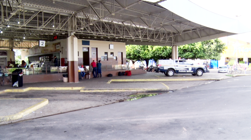 Nesta semana, parte do terminal rodoviário foi interditado pela Defesa Civil, depois de apresentar rachadura na parede dos boxes existentes no local - Divulgação/