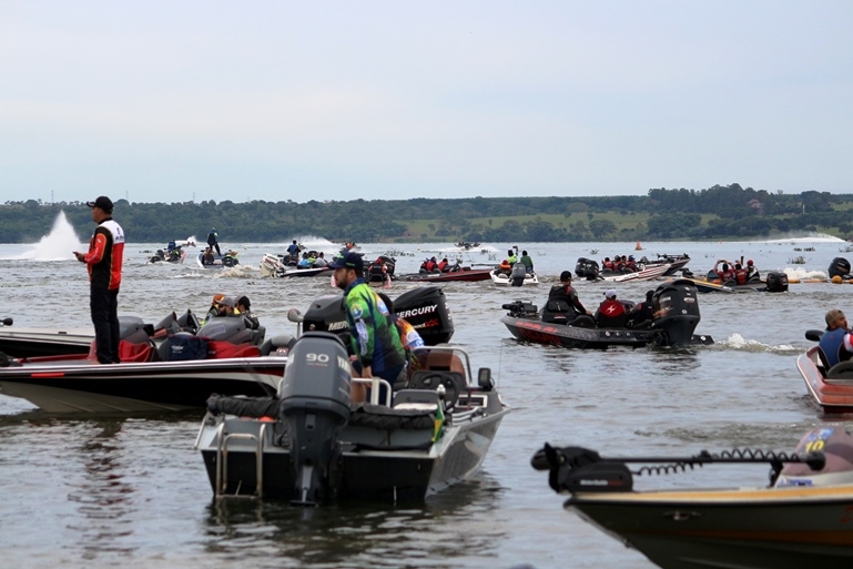 Último torneio reuniu pescadores de 12 estados brasileiros e premiou  o campeão, com um barco com motor. - Arquivo/JPNews