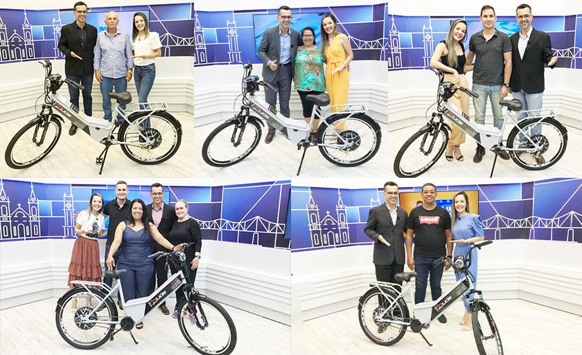 Ganhadores da bicicleta elétrica durante  entrega da premiação da promoção no programa TVC Agora, apresentado por Israel Espíndola e Mari Verdan. - Reprodução/TVC