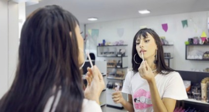 "Gabi" como é chamada pelos amigos, não esconde que é mulher trans e faz questão de mostrar representatividade no trabalho - Foto: Eduardo Suede