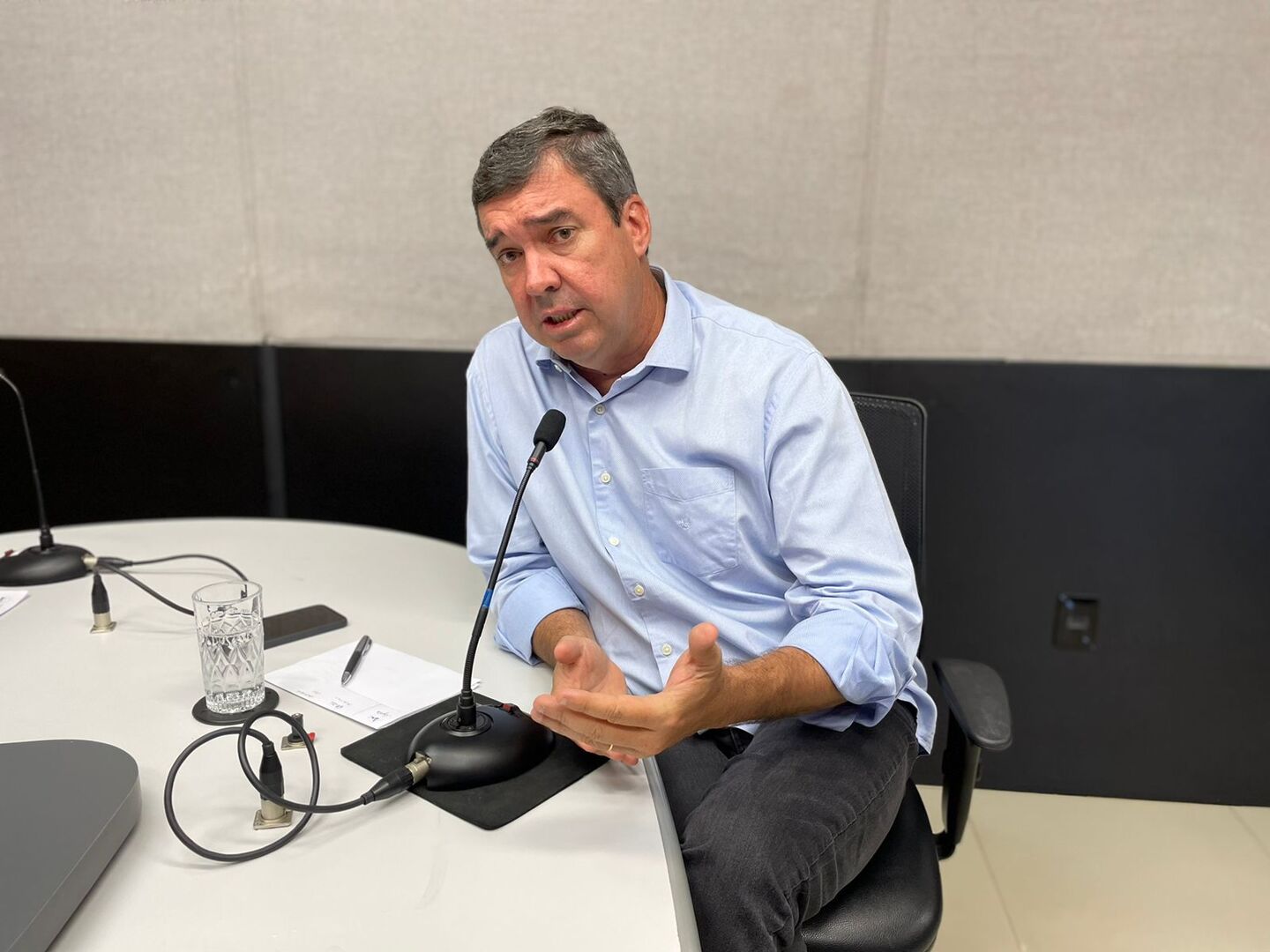 Nesta manhã (07) o candidato do PSDB participa de entrevista na Rádio CBN Campo Grande - Foto: Isabelly Melo/CBN CG