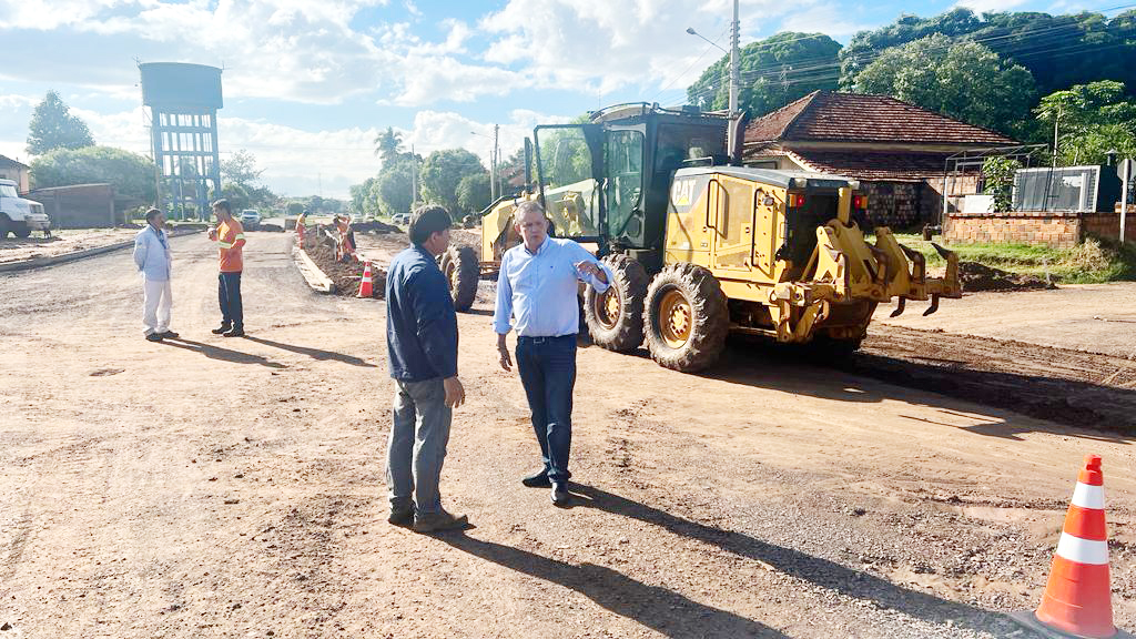 Eduardo Rocha visitou obras na cidade - Divulgação