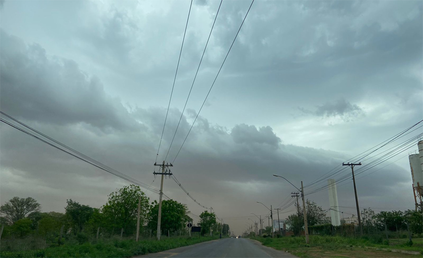 A segunda-feira será de tempo fechado, e a previsão de chuva fraca - Israel Espíndola / Jpnews