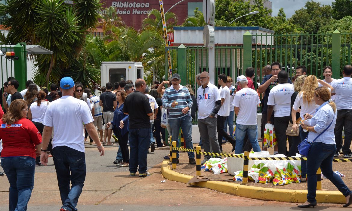 Prazo termina na sexta-feira (20) para estudantes e instituições - Foto: Valter Campanato/Agência Brasil