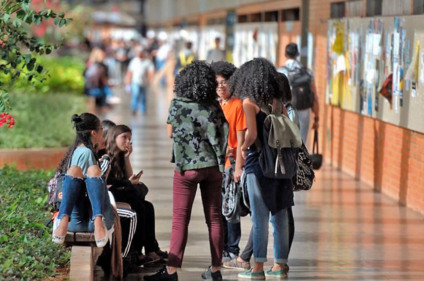 Estão aptos os estudantes com renda de até 1 salário mínimo e meio por pessoa - Foto: Reprodução Internet