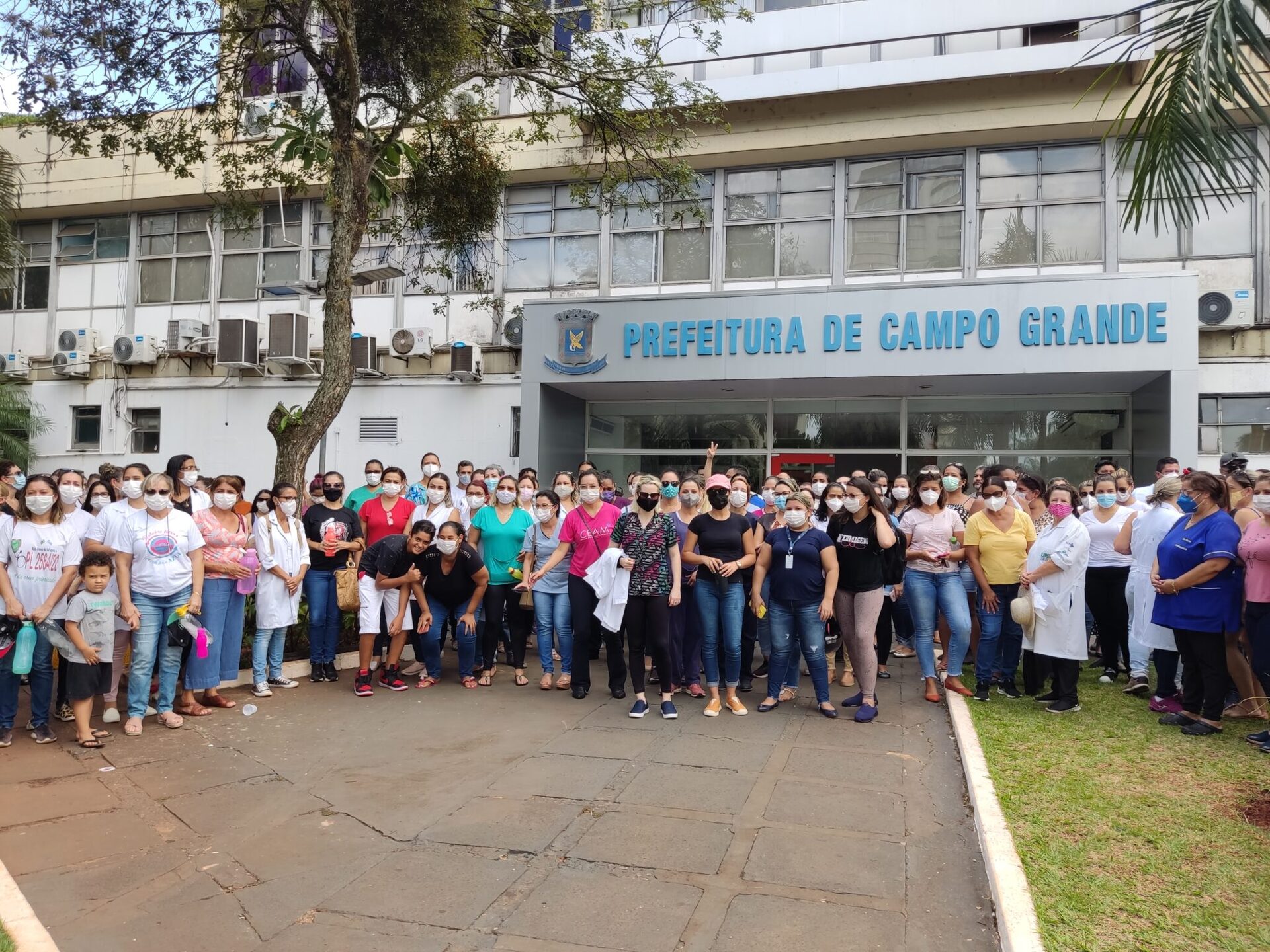 Profissionais da enfermagem reunidos em frente ao executivo municipal, em fevereiro - Arquivo/Sinte-PMCG