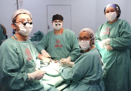 Equipe médica durante cirurgia - Foto: Divulgação Santa Casa de Campo Grande