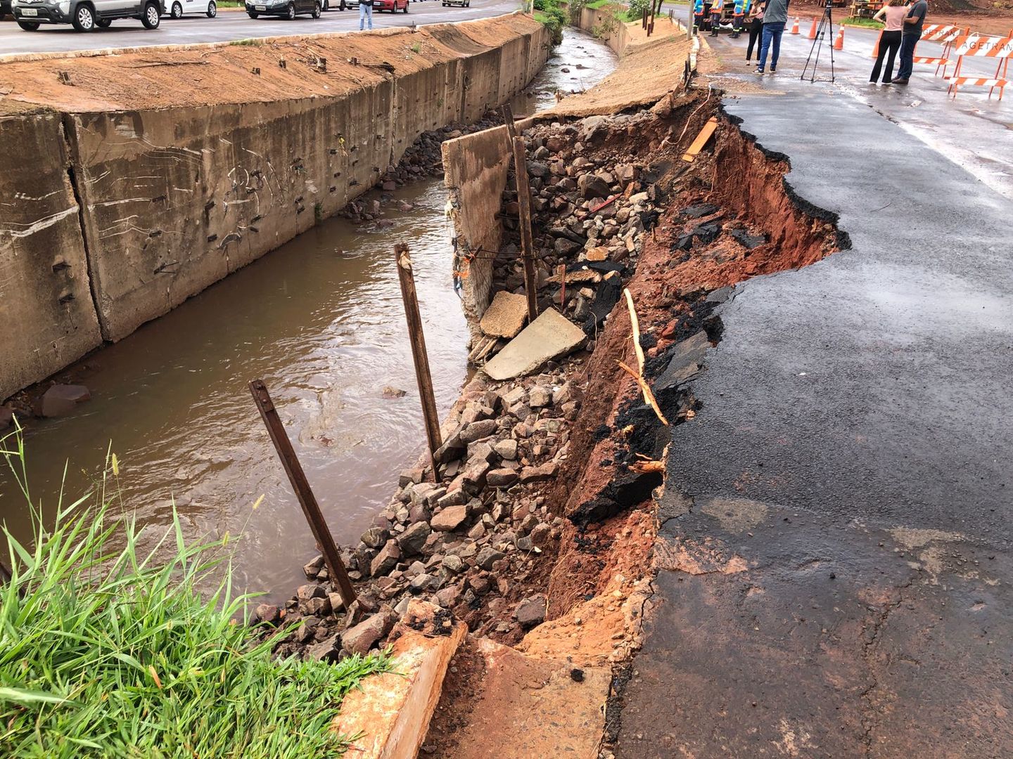 Desde quinta-feira (27) com asfalto a céu aberto, pista segue parcialmente interditada - Foto: Isabelly Melo