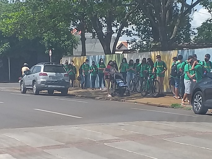 Pais de alunos da escola estadual Fernando Corrêa reclamam da demora em abrir portões de escola - Divulgação