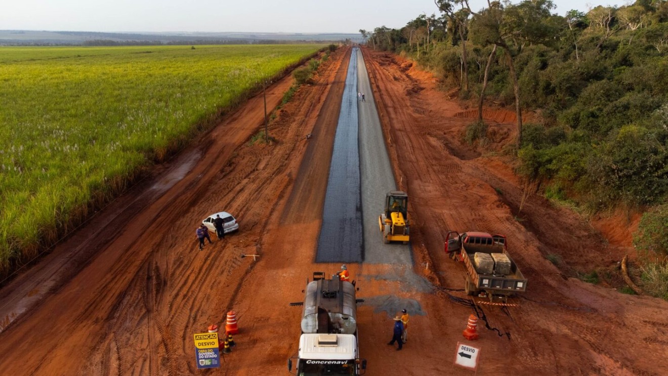 60 pessoas trabalham diretamente na obra, que está na fase de terraplanagem e pavimentação - Foto: Divulgação/Agesul